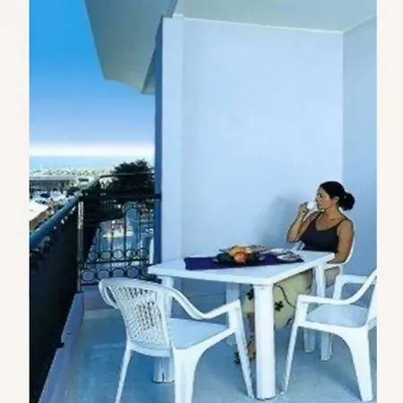 Cozy With Outdoor Pool ביביונה
